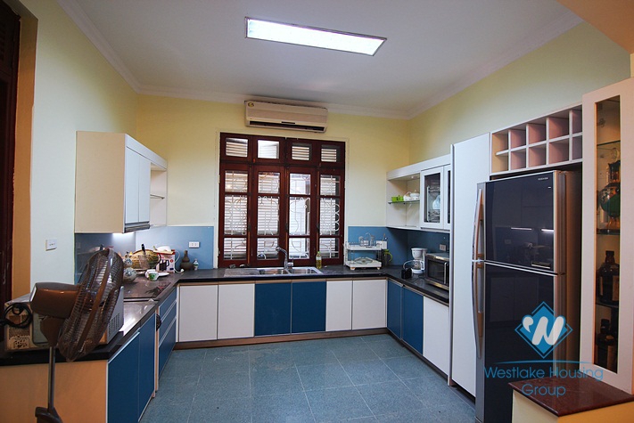 A 6 bedroom house with big yard for rent in Au co, Tay ho